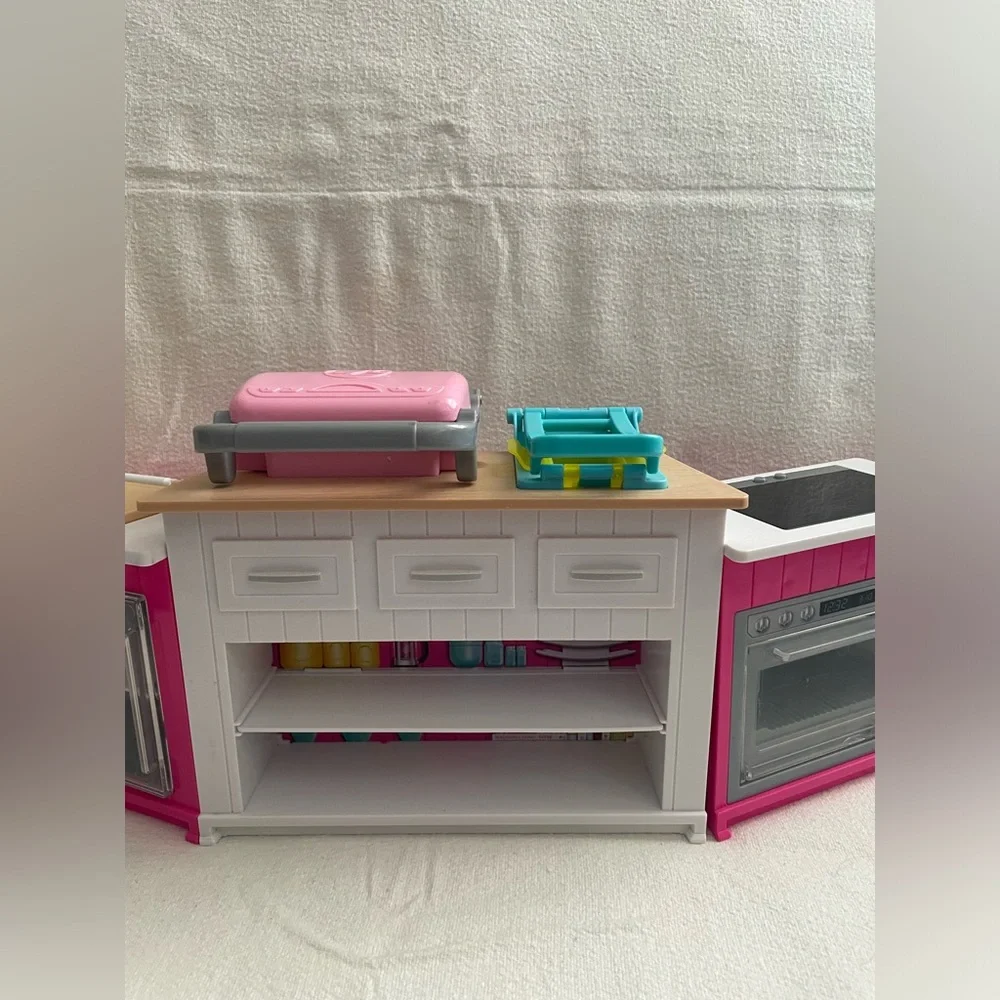 Gently Used Barbie 3 Piece Ultimate Kitchen, Needs Batteries - Picture 2 of 10